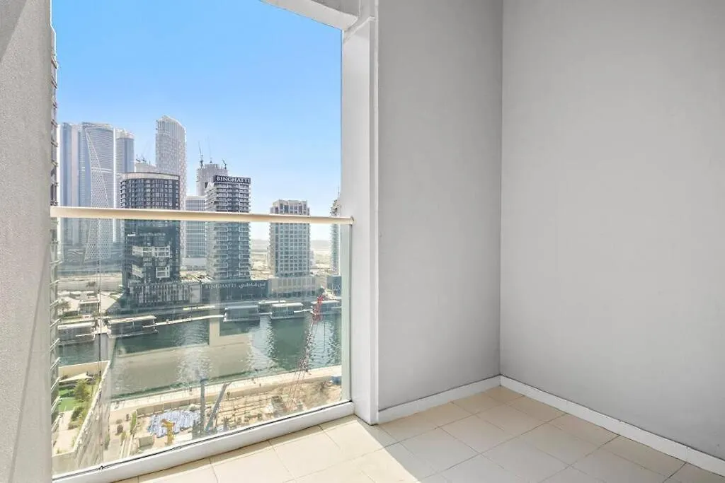Stunning 1Bhk With A Canal View Dubai Apartment